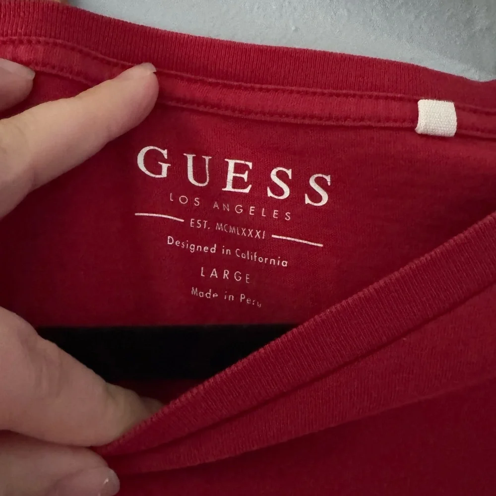 GUESS tshirt - Picture 2 of 2